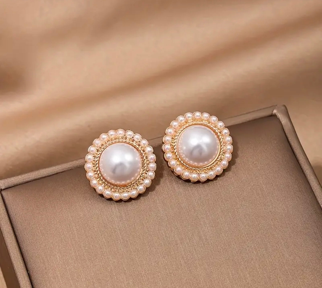 Aretes Surrounding Pearl